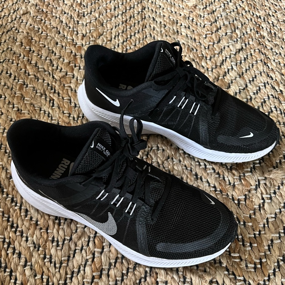 WOMEN'S NIKE QUEST 4 RUNNING  Size 8.5